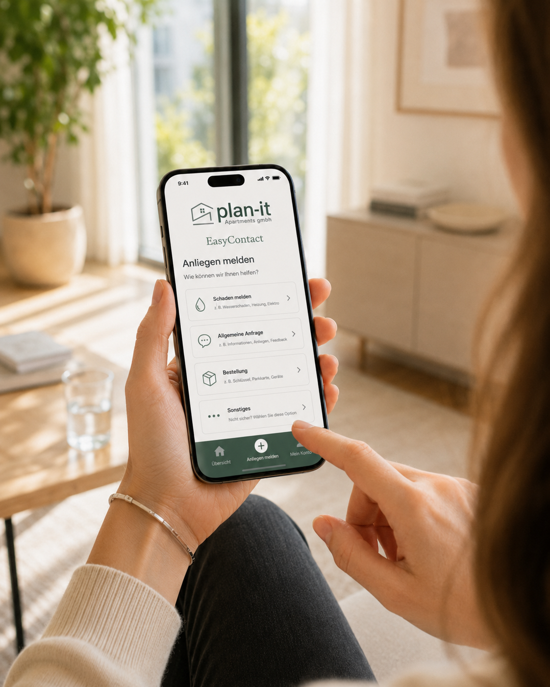 Eine Person öffnet PLAN·IT EasyContact auf einem Smartphone