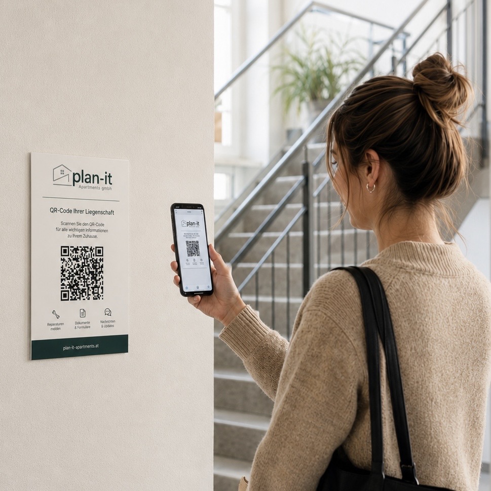 Mieterin scannt den EasyContact-QR-Code im Treppenhaus